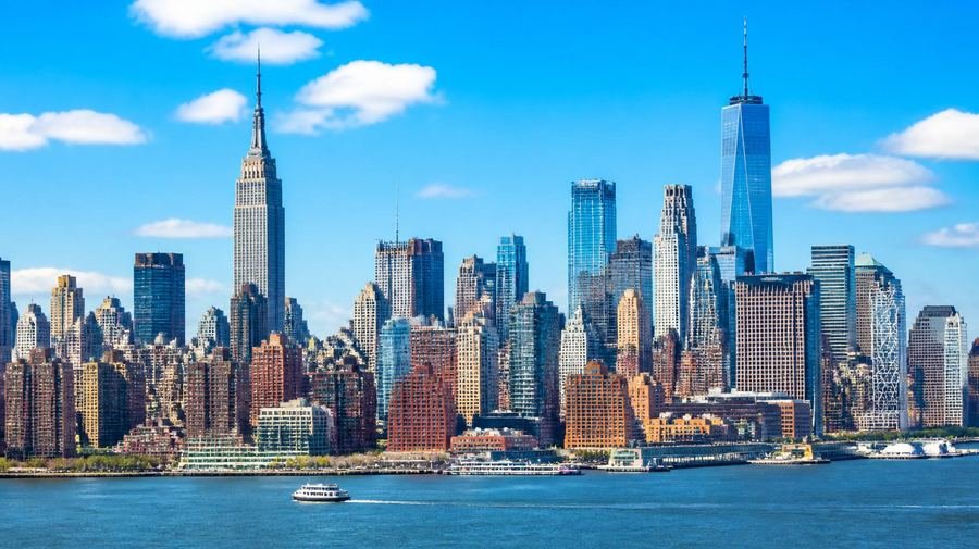 New York City skyline with the Empire State Building and One World Trade Center, viewed across the Hudson River